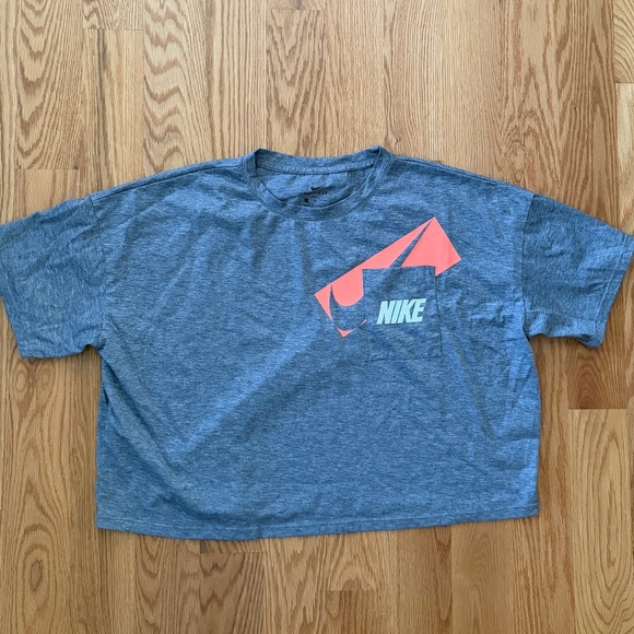 Nike NWOT Dri-Fit Short-Sleeve Cropped Pocket Tee (M) - Picture 1 of 8